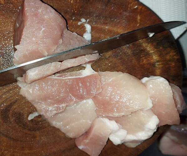 Couper la viande par bouchée