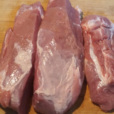 Couper le porc en bloc