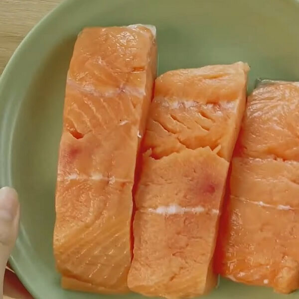 Couper le saumon en bouchée