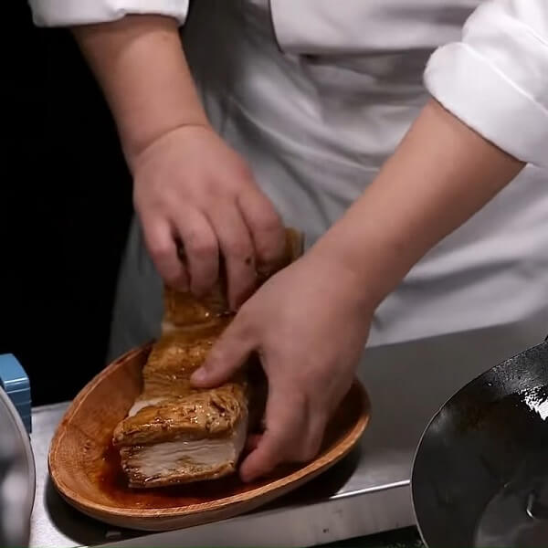 Faites mariner la viande avec seulement la sauce soja