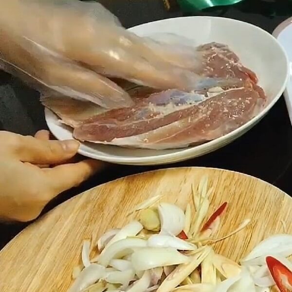 Frotter bien le jarret bœuf avec des épices
