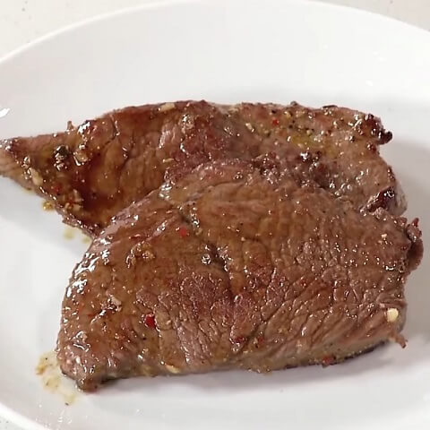 Mettez la pièce dans une assiette