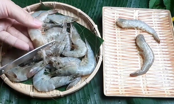Nettoyez soigneusement les crevettes