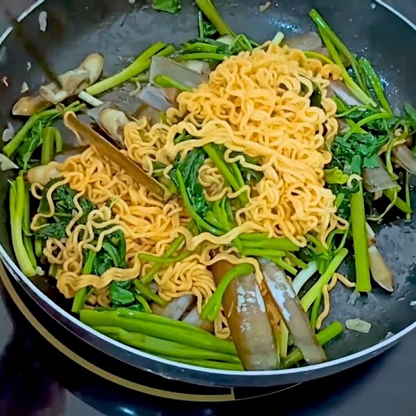 Nouilles sautées aux couteaux