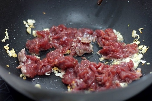 Remuez rapidement la viande