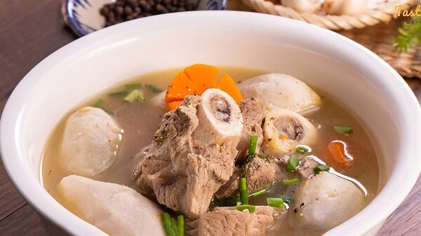 Soupe taro géant aux côtes de porc