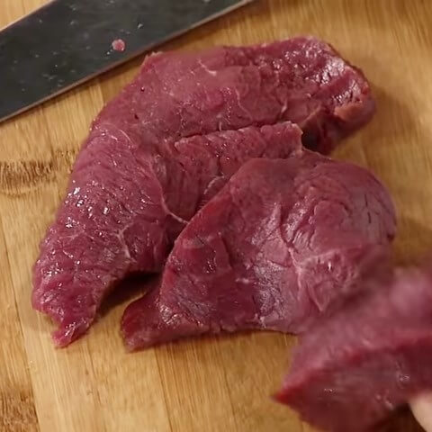 Trancher le boeuf 1cm épaisseur