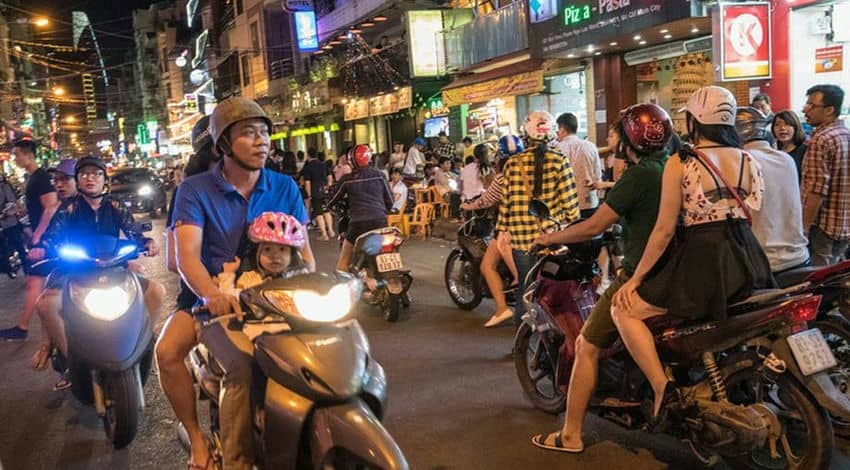 Rue au Vietnam foule