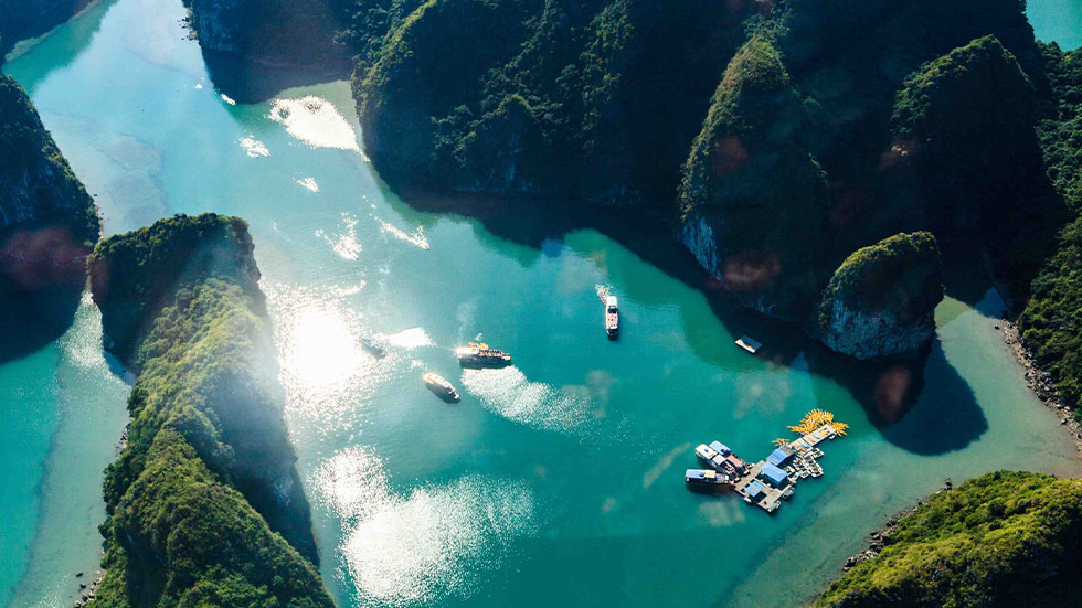 La baie d'Halong vue depuis un drone